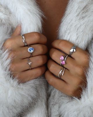 Naše najpredávanejšie strieborné prstene opäť žiaria v plnej kráse. ✨ A ak hľadáte dokonalý darček, každý šperk teraz...